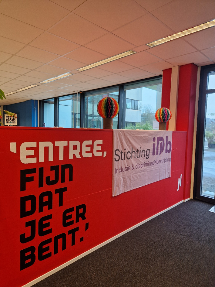 Fijn dat je er bent! Ingang van het Entree-gebouw met Stichting iDb-banner.